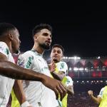 Palmeiras controla Flamengo após expulsão, goleia e dispara na liderança do Brasileiro