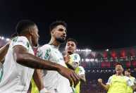 Palmeiras controla Flamengo após expulsão, goleia e dispara na liderança do Brasileiro