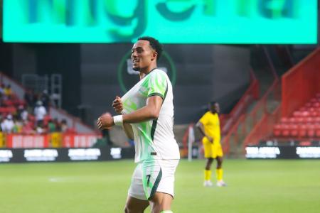 Femi Azeez em vitória da Nigéria contra o Zimbabwe