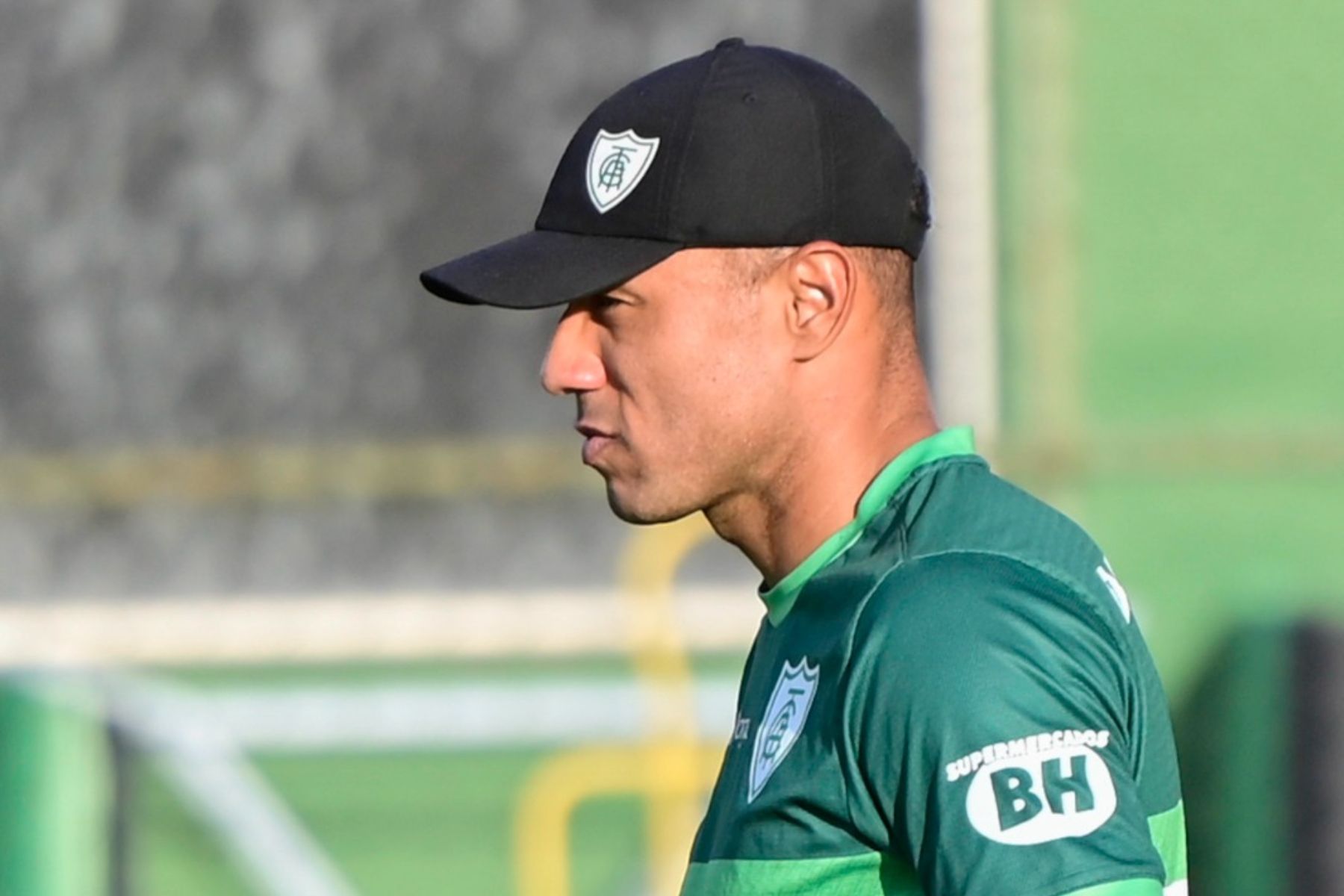 Com novidades, América se reapresenta com foco no duelo com o Vila Nova