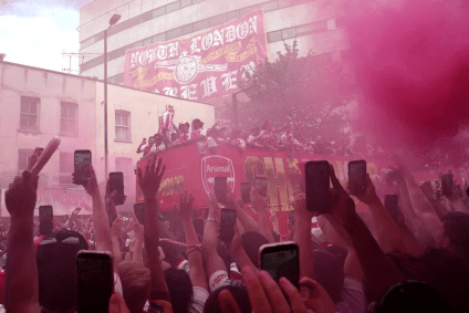 Arsenal faz desfile para celebrar título da Premier League