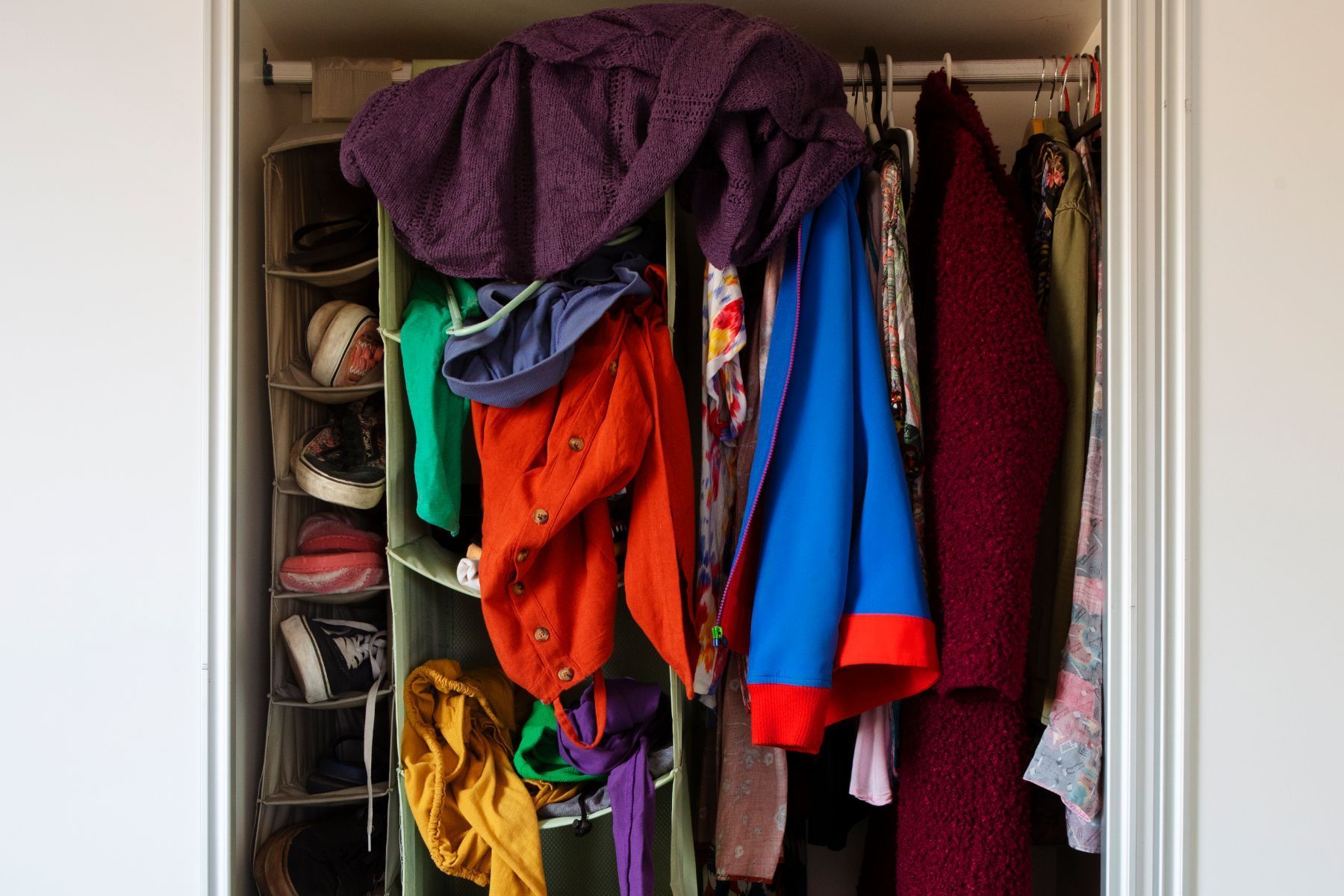 O que a psicologia diz sobre quem vive com o guarda-roupa bagunçado