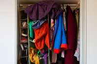 O que a psicologia diz sobre quem vive com o guarda-roupa bagunçado