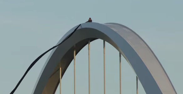 Reichstadter no topo de um dos arcos da ponte Memorial Frederick Douglass, na capital dos Estados Unidos