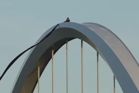 Ativista americana escala ponte para protestar contra Trump e inteligência artificial