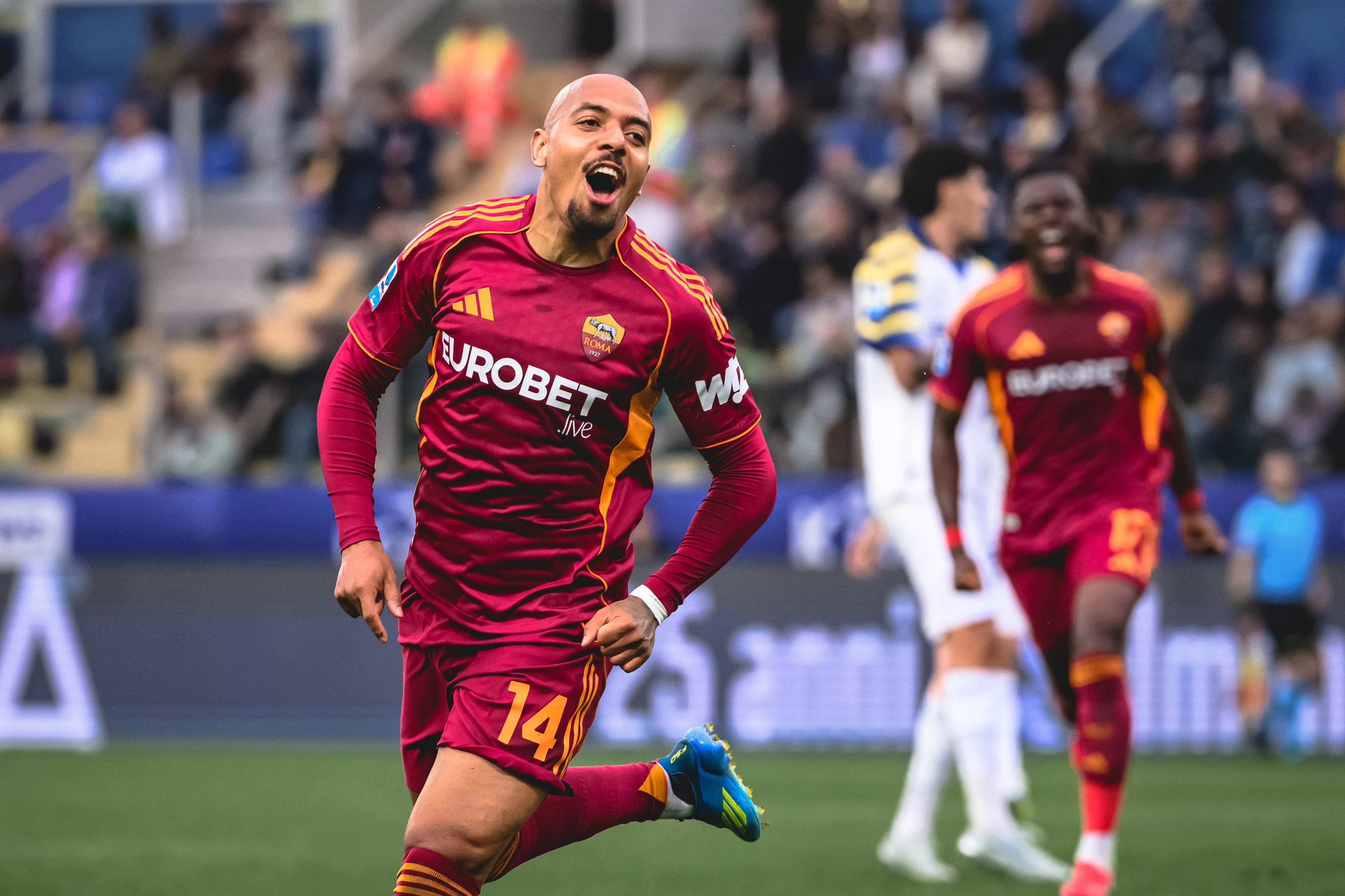 Roma vira sobre o Parma e segue viva na luta por vaga na Champions League