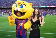 Olivia Rodrigo acompanha vitória do Barcelona sobre o Real e celebra título espanhol