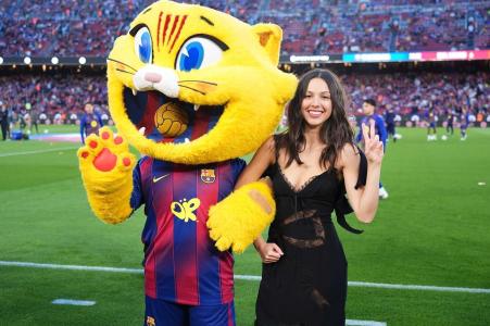 Olivia Rodrigo com o mascote do Barcelona