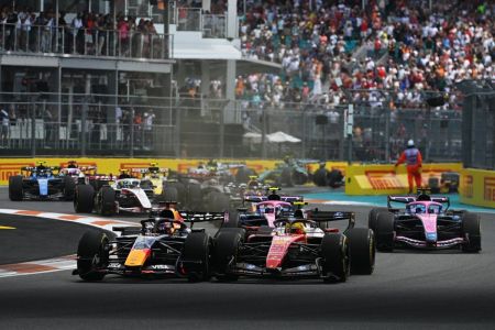 Carros da Fórmula 1 em ação durante o GP de Miami de 2026