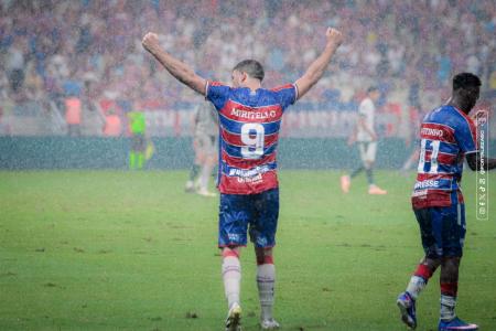 Miritello, atacante do Fortaleza, comemora gol na Série B