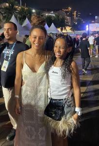 Taís Araújo, 47, e a filha Maria Antônia, 11, no Lobacabana • Reprodução/X