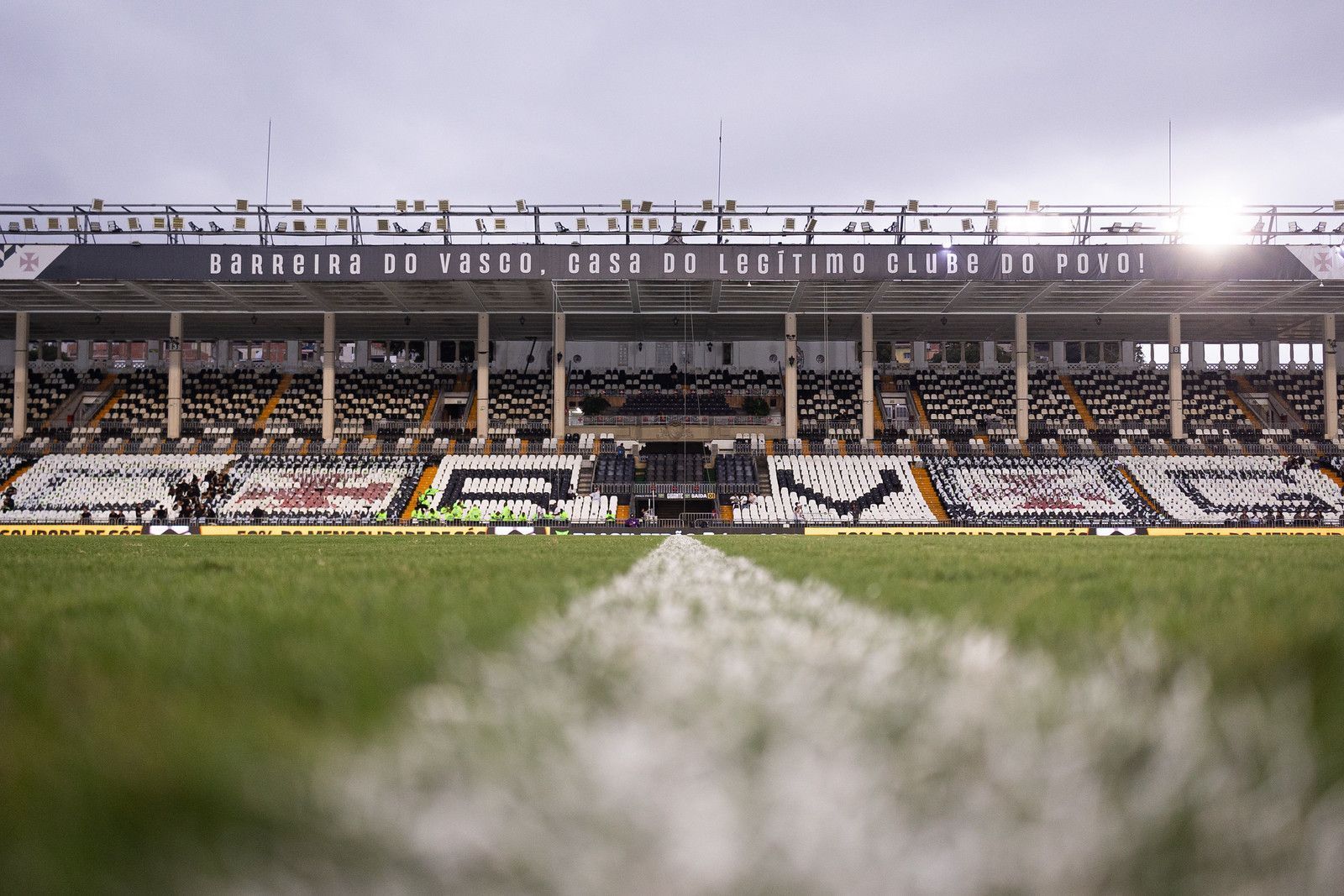 Vasco x Athletico-PR: veja as escalações para o confronto pelo Brasileirão