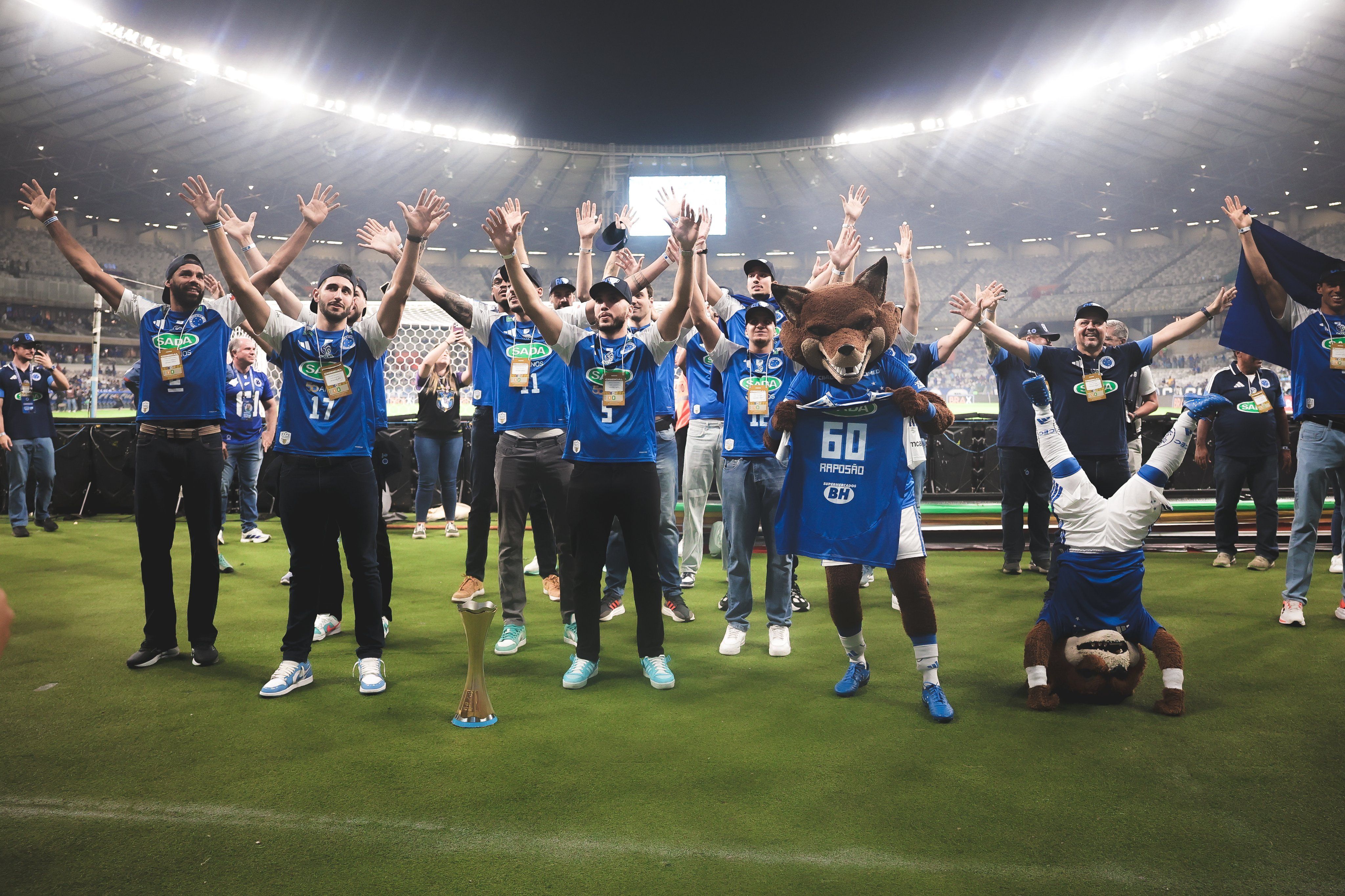 Jogadores do Sada Cruzeiro celebram título da Superliga antes de jogo contra o Goiás