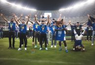 Jogadores do Sada Cruzeiro celebram título da Superliga antes de jogo contra o Goiás
