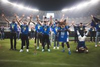 Jogadores do Sada Cruzeiro celebram título da Superliga antes de jogo contra o Goiás