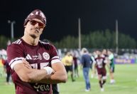 Campeão pelo Cruzeiro repete feito e brilha em 'jogo do acesso' na Arábia Saudita
