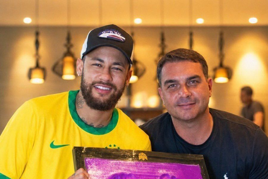Flávio Bolsonaro publica foto com Neymar após convocação para Copa do Mundo
