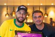 Flávio Bolsonaro publica foto com Neymar após convocação para Copa do Mundo