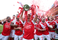 22 anos depois, Arsenal ergue a taça da Premier League; veja imagens da festa