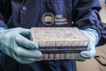 Ministério da Saúde da Argentina mostra um cientista do Instituto Malbran manuseando recipientes usados para diagnosticar o hantavírus andino