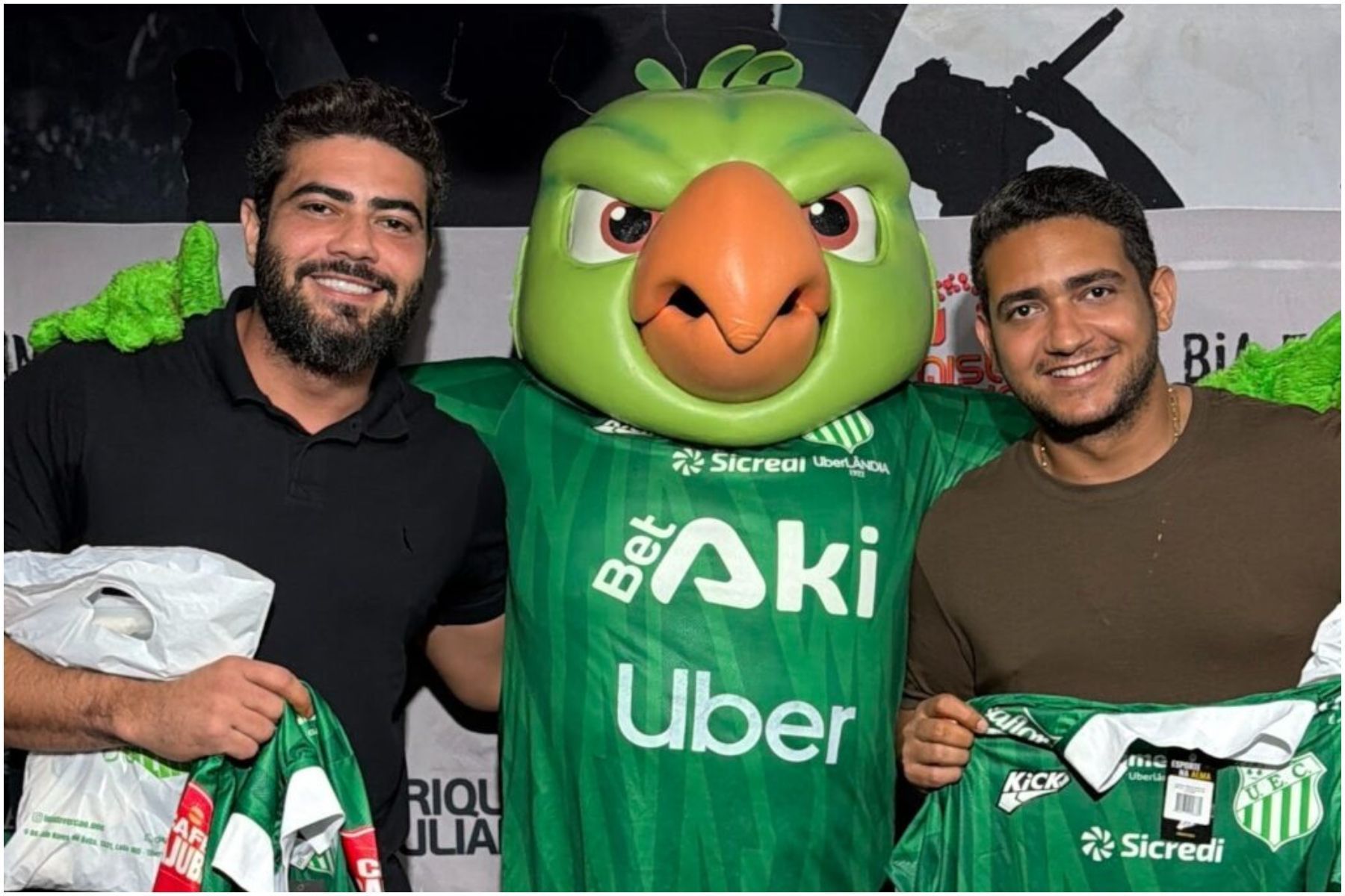 Clube mineiro presenteia astros do sertanejo durante show em Uberlândia