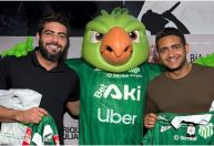 Clube mineiro presenteia astros do sertanejo durante show em Uberlândia