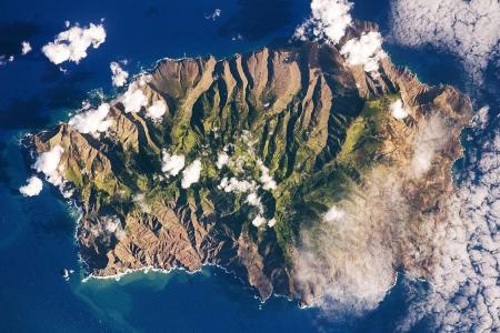 Ilha de Santa Helena • This image was taken by the NASA Expedition 19 crew., Public domain, via Wikimedia Commons
