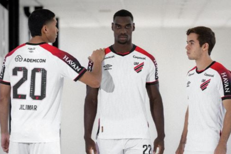 Uniforme número dois foi apresentado nesta quinta-feira (14) • Athletico-PR / Divulgação