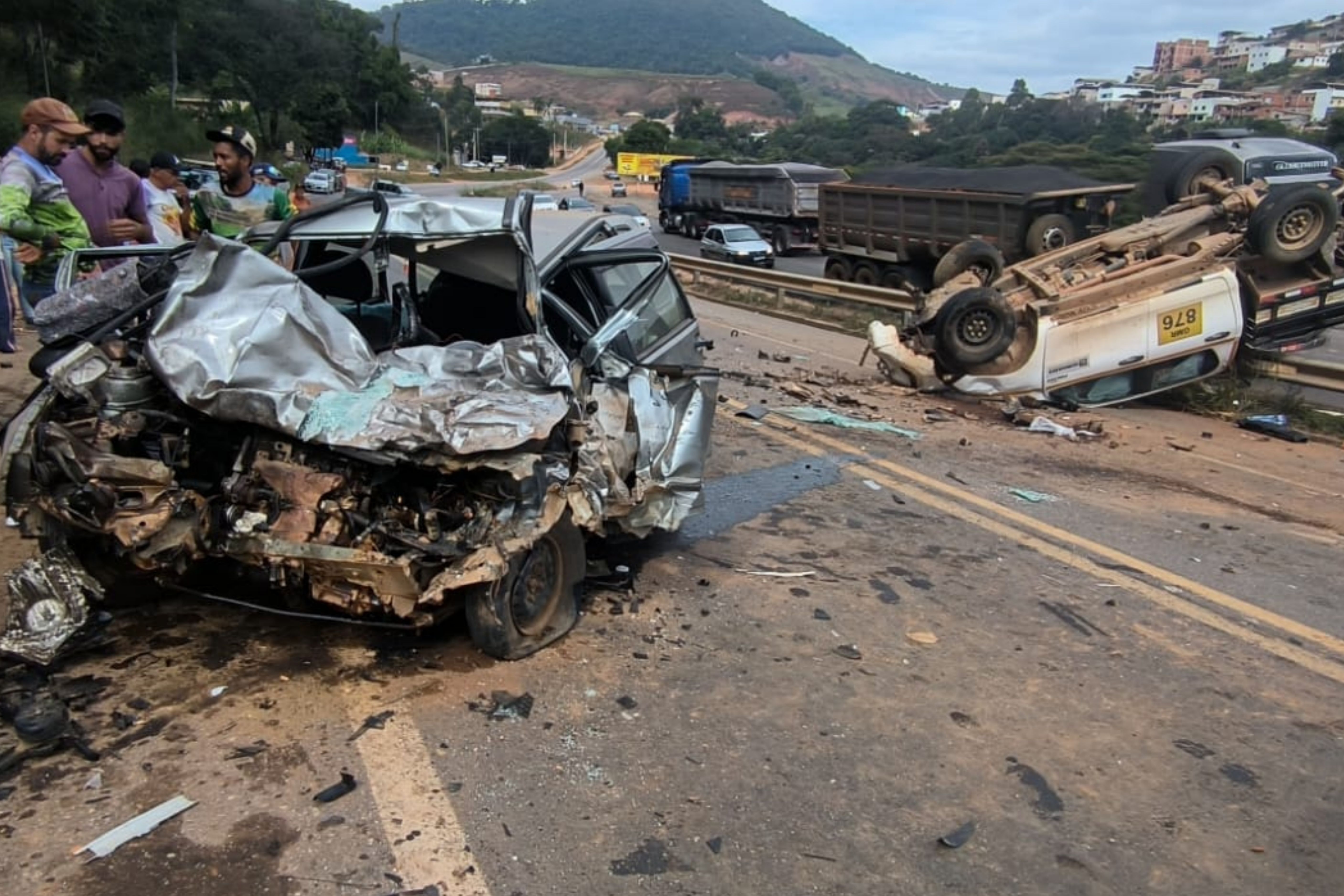 Vídeo: Acidente grave deixa pelo menos um morto e dois feridos na BR-262, no interior de MG