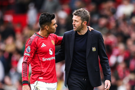 Casemiro ao lado do treinador Michael Carrick, do Manchester United