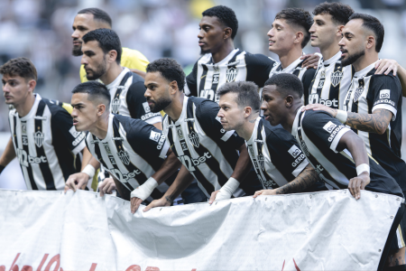 Time do Atlético perfilado antes de jogo do Campeonato Brasileiro na Arena MRV