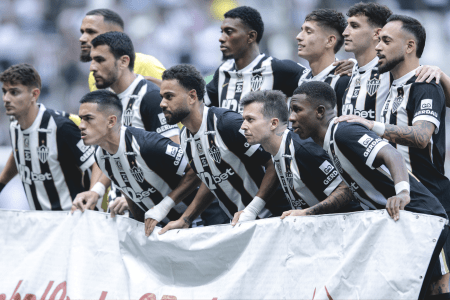 Time do Atlético perfilado antes de jogo do Campeonato Brasileiro na Arena MRV