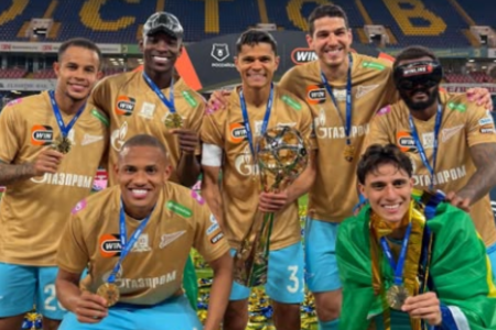 Legião de brasileiros com a taça do Campeonato Russo