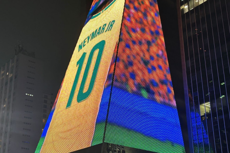 Prédio da Fiesp com a imagem da camisa 10 de Neymar na Seleção Brasileira