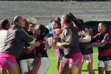 Flamengo comemora gol sobre a Ferroviária pelo Campeonato Brasileiro Feminino