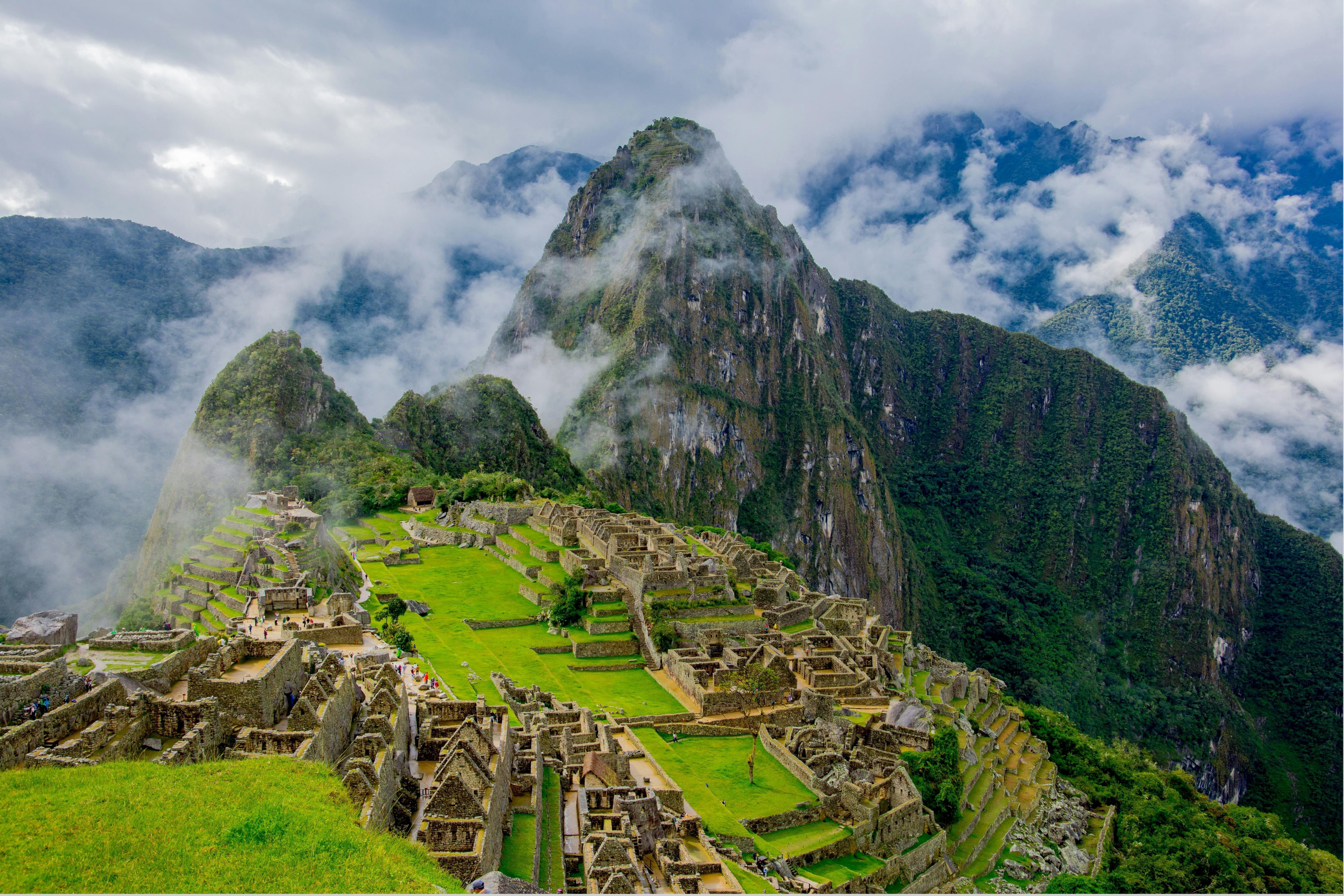 Turista tropeça, cai em abismo de 500m e morre em trilha histórica em Machu Picchu, no Peru
