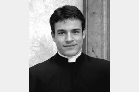 Na foto, instrutor de comissários de bordo Giovanni Galizia "vestido" de padre