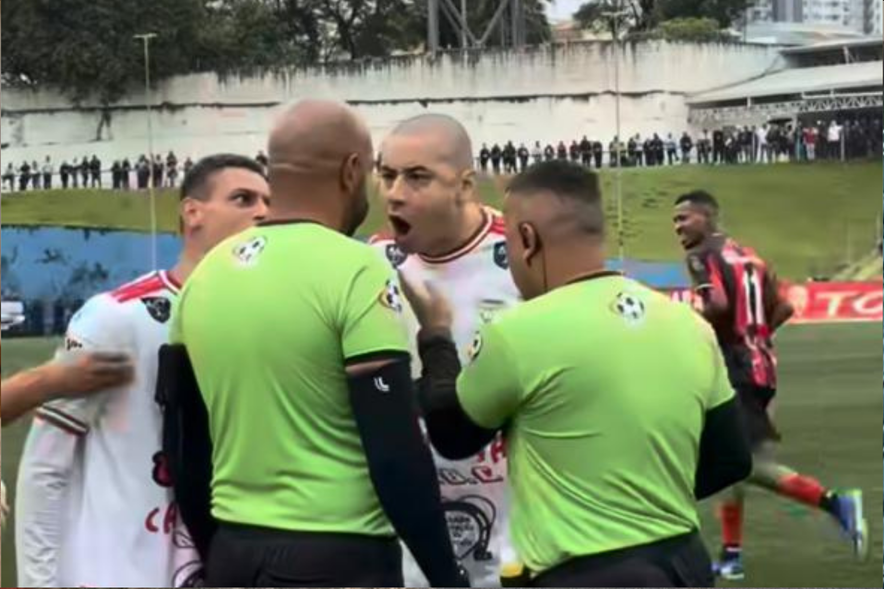 Ex-Cruzeiro, Wellington Paulista marca gols, discute com juiz e perde título na várzea
