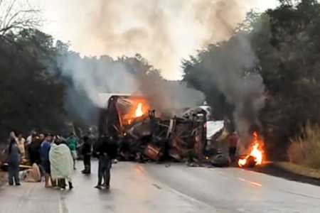 Colisão entre carreta e ônibus provoca incêndio na BR-251