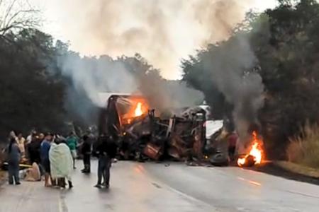 Colisão entre carreta e ônibus provoca incêndio na BR-251
