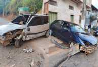 Mulher e criança ficam feridas após acidente entre dois carros em Sabinópolis-MG