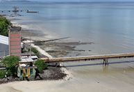 PF investiga manchas coloridas misteriosas que surgiram em praia de Salvador; veja fotos