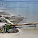 PF investiga manchas coloridas misteriosas que surgiram em praia de Salvador; veja fotos