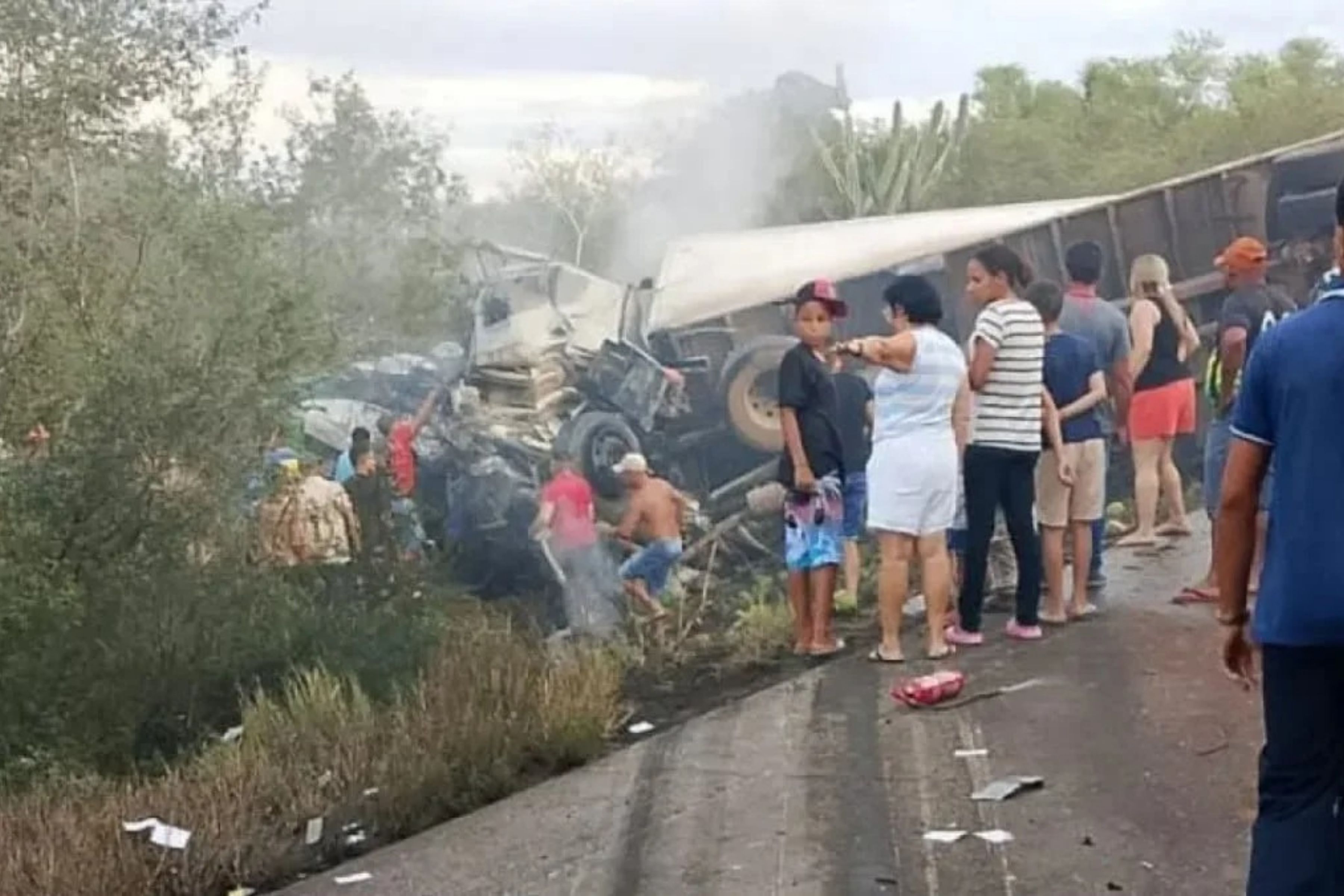 Ao menos 15 pessoas morrem em acidente envolvendo carreta, caminhão e van na BR-116