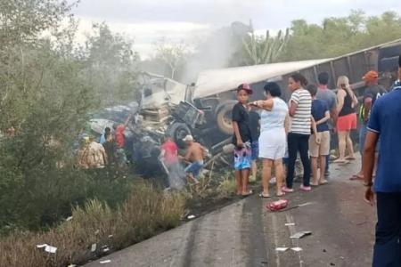 Ao menos 15 pessoas morreram após um grave acidente envolvendo uma batida frontal entre um caminhão, uma carreta e uma van no início da noite deste domingo na BR-116, no estado da Bahia • Reprodução / redes sociais
