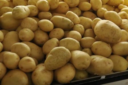 Truque francês deixa purê de batatas mais cremoso com alho confitado