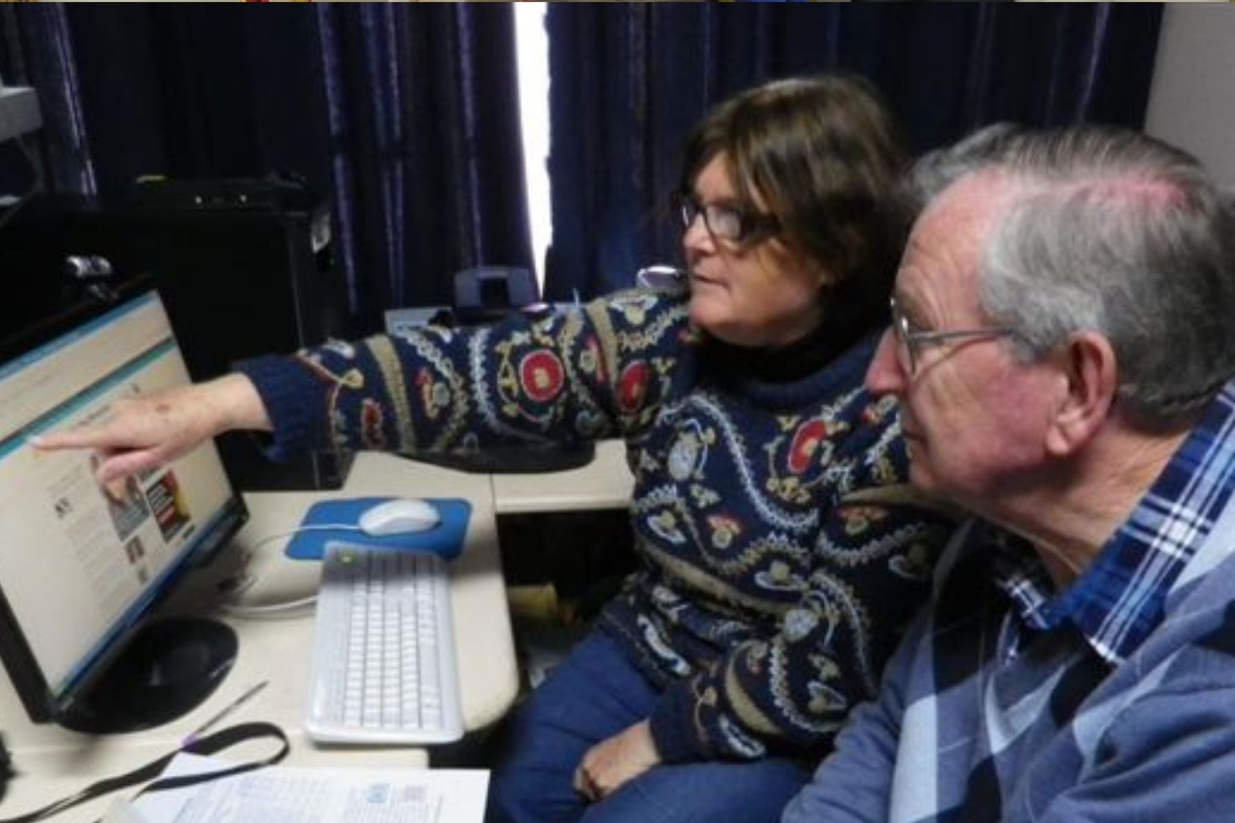 Homem de 102 anos ensina outros idosos a usar IA, smartphones e computadores na Austrália