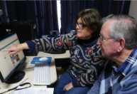 Homem de 102 anos ensina outros idosos a usar IA, smartphones e computadores na Austrália