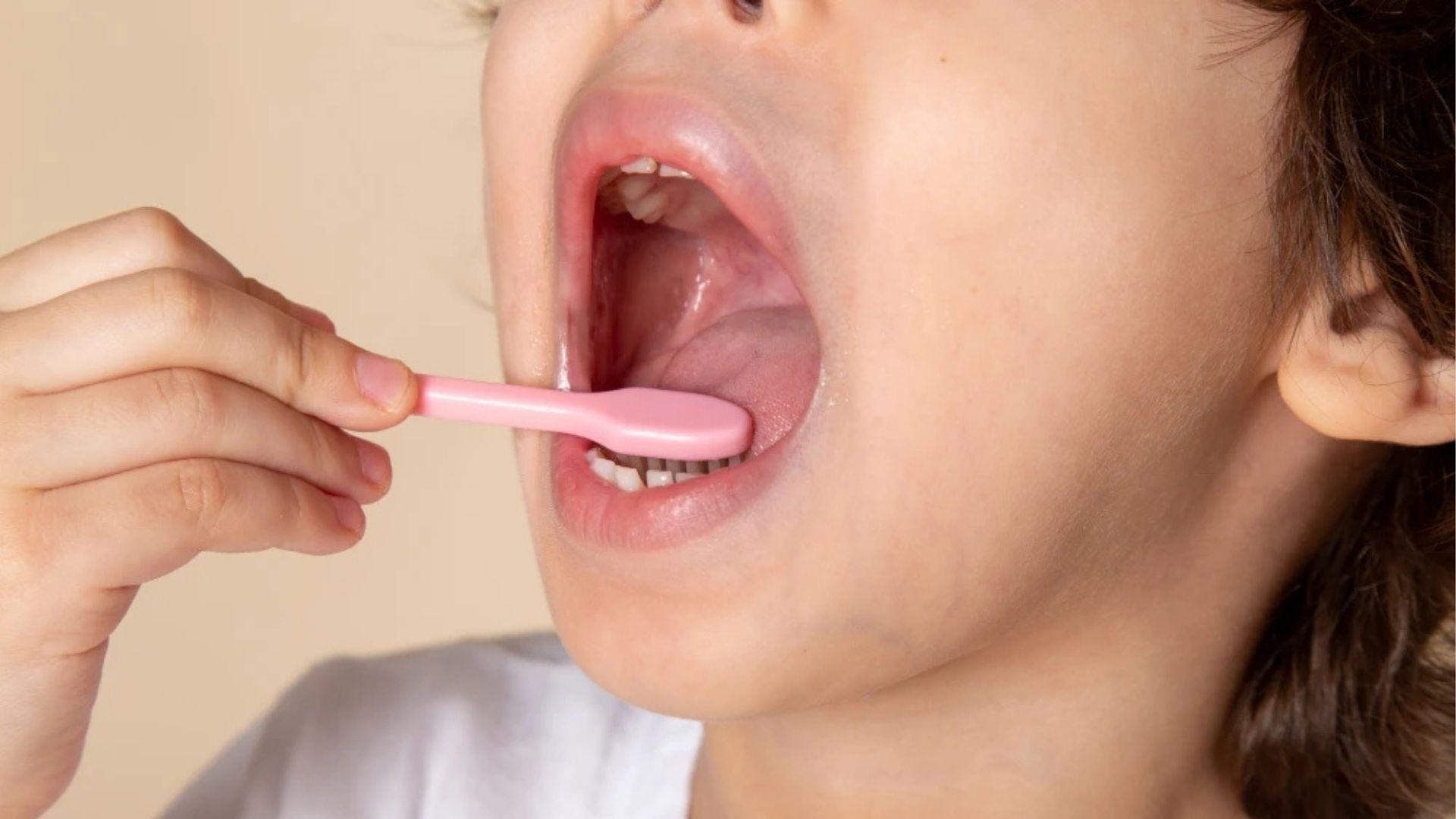 A mistura caseira e sem produtos químicos que promete deixar os dentes mais brancos