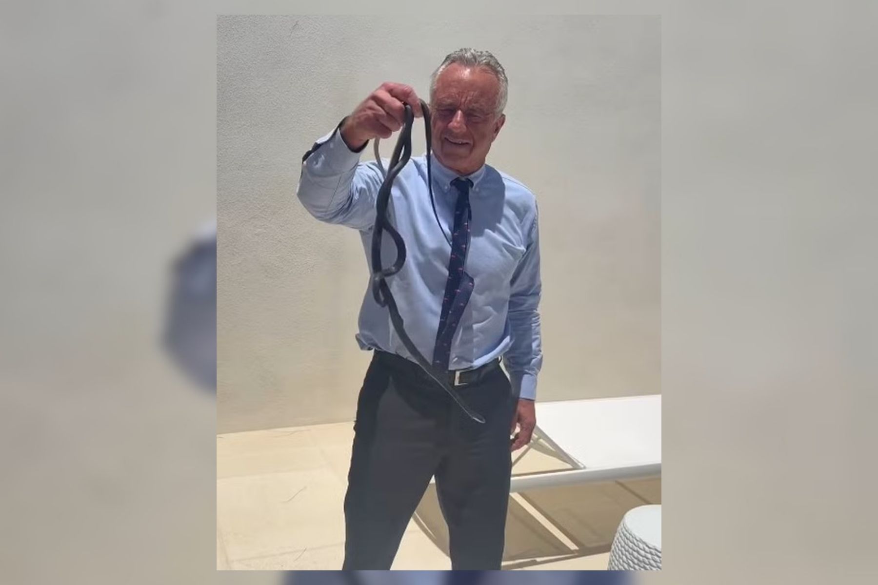 Secretário de Saúde dos EUA tenta capturar cobras com as mãos e é picado; veja vídeo